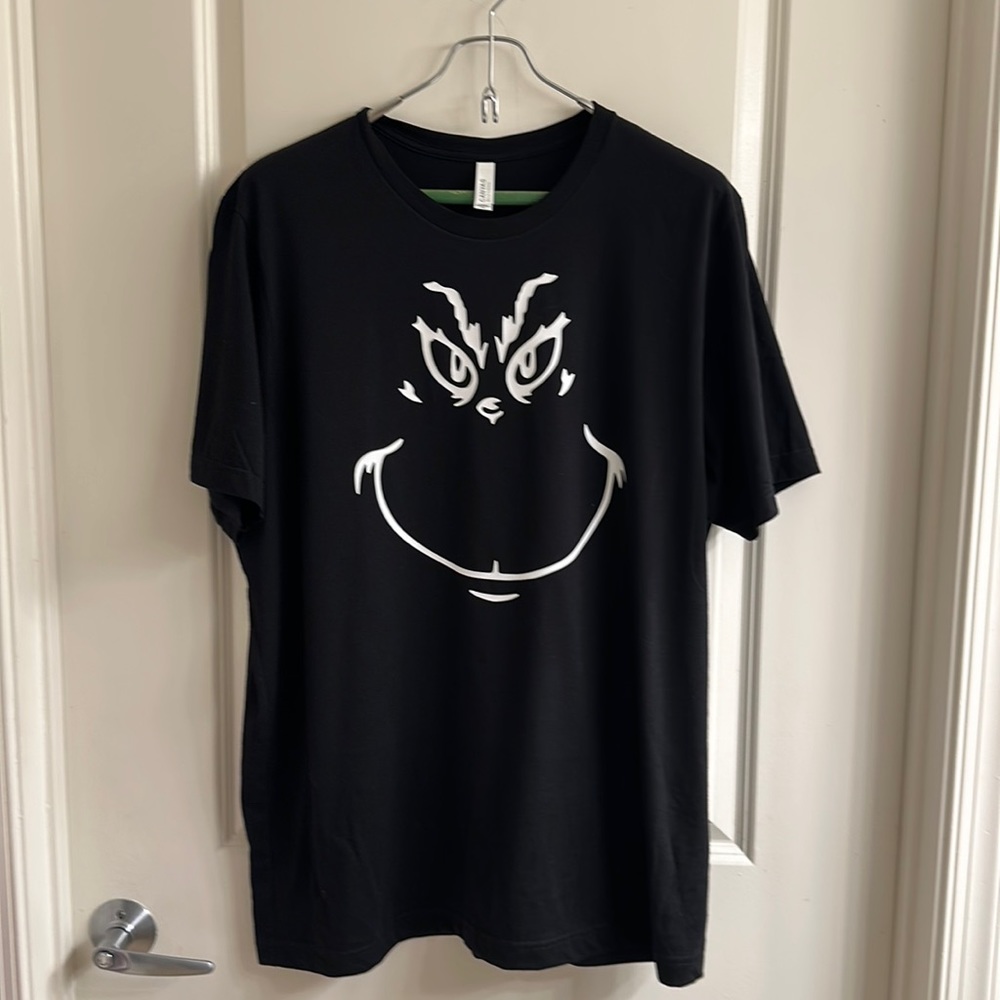 Black t-shirt Bella-Canvas 2 XL Grinch’s face glow in the dark with tiny snow
